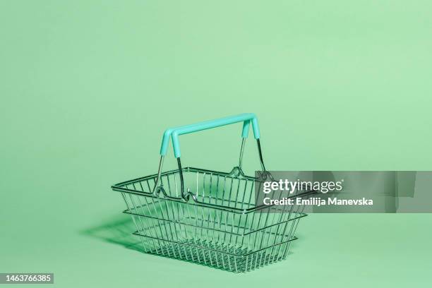 steel wire shopping basket - poverty reduction stock-fotos und bilder