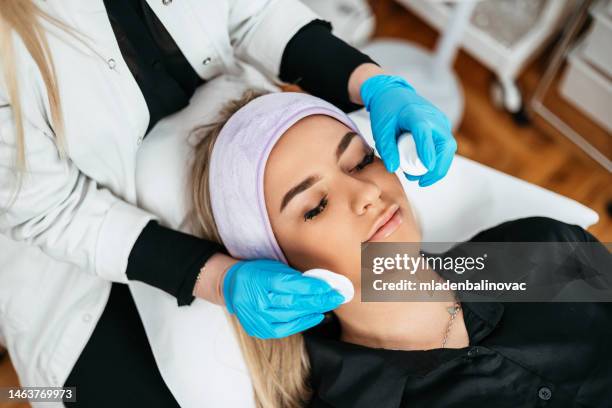 traitement de beauté moderne - esthéticienne photos et images de collection