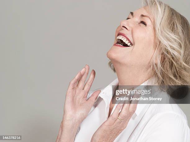 woman with head back laughing, hands clapping - bobbed hair 個照片及圖片檔