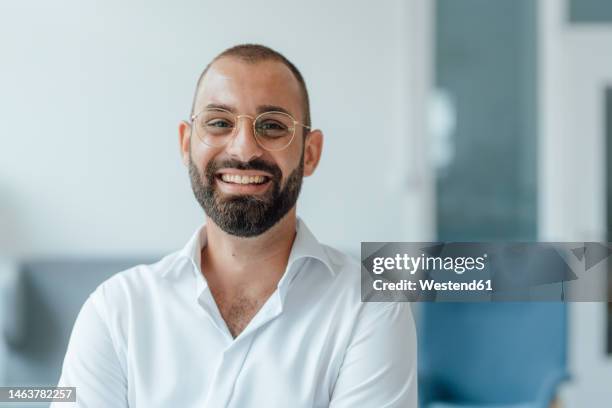 cheerful businessman wearing eyeglasses at home office - head and shoulders foto e immagini stock