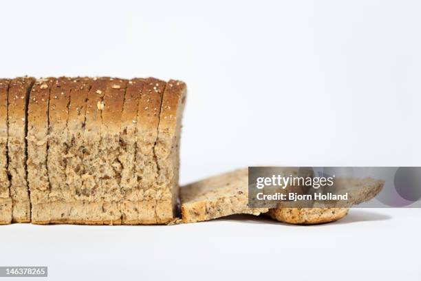 loaf of sliced wholemeal bread - vollkornbrot stock-fotos und bilder