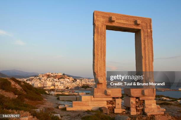greece, cyclades, naxos, hora, apollon temple - templo de apolo naxos imagens e fotografias de stock