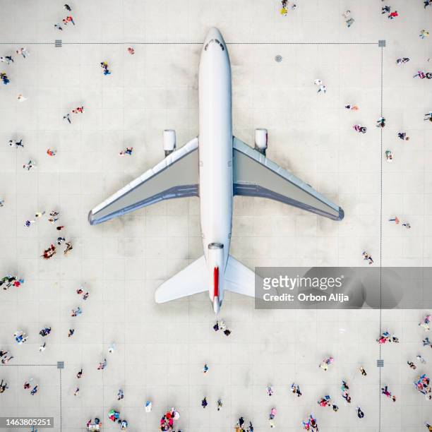 vista aerea della folla con l'aereo. - airport aerial view foto e immagini stock
