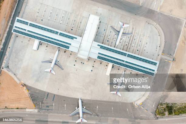 aerial view of an airport - airport runway from above stock pictures, royalty-free photos & images