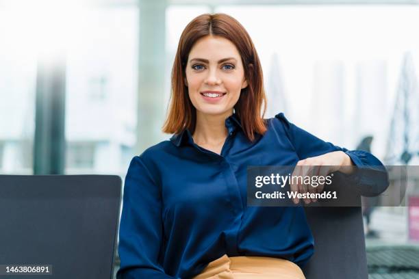 confident businesswoman sitting on chair - one mid adult woman only fotografías e imágenes de stock