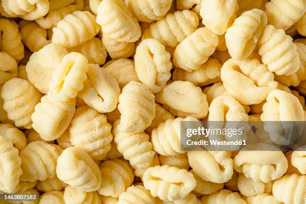 full frame shot of raw homemade gnocchi - gnocchi stock-fotos und bilder
