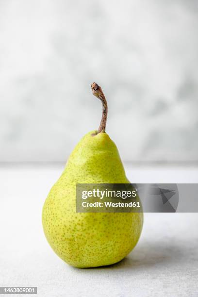 fresh pear kept on table - pera fotografías e imágenes de stock
