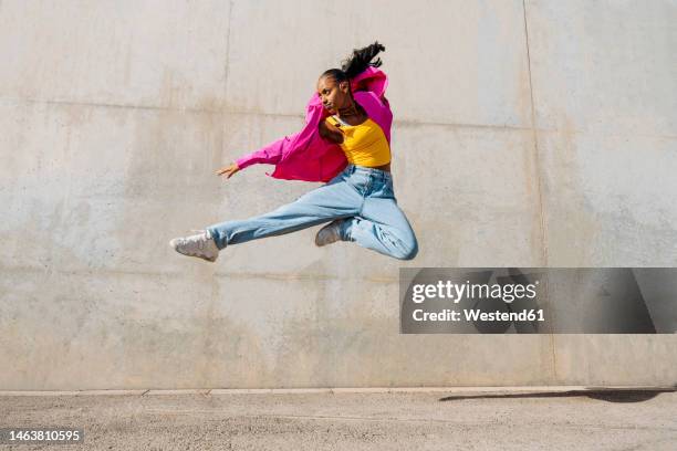 young dancer hip hop dancing in front of wall - hip hopper stock pictures, royalty-free photos & images