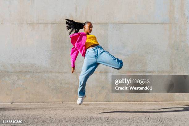 young dancer hip hop dancing in front of wall - hip hopper stock pictures, royalty-free photos & images
