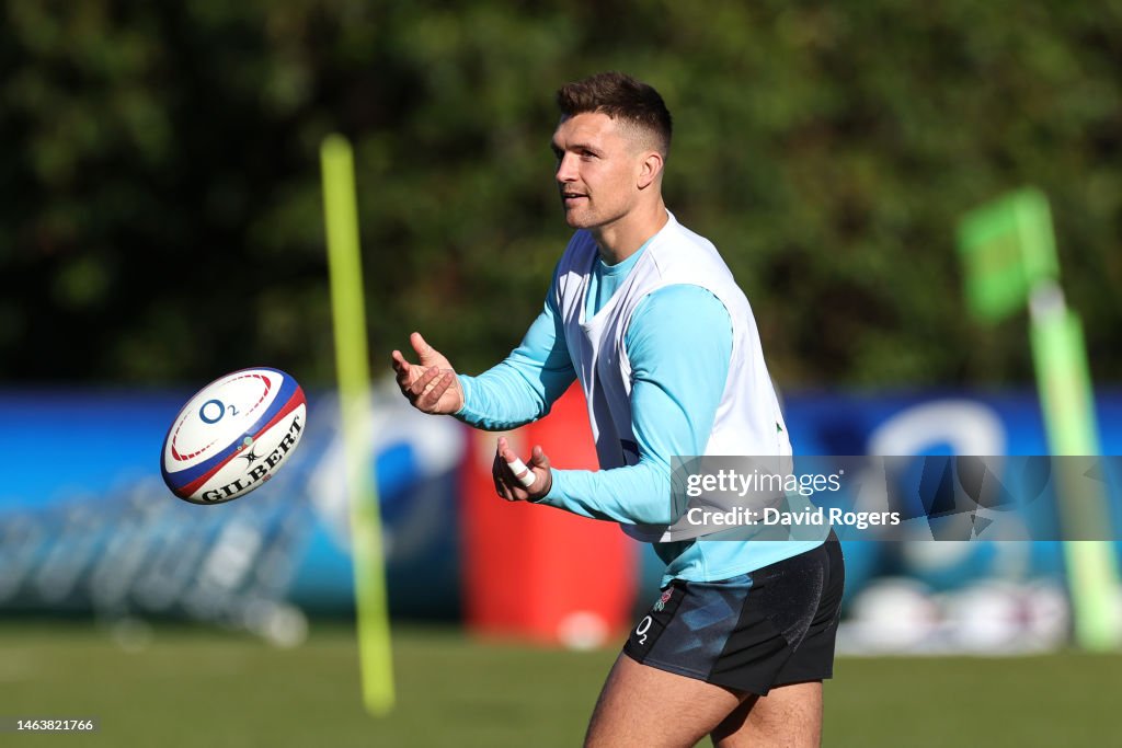 Slade England Henry Slade of England passes the ball during a training session at ...
