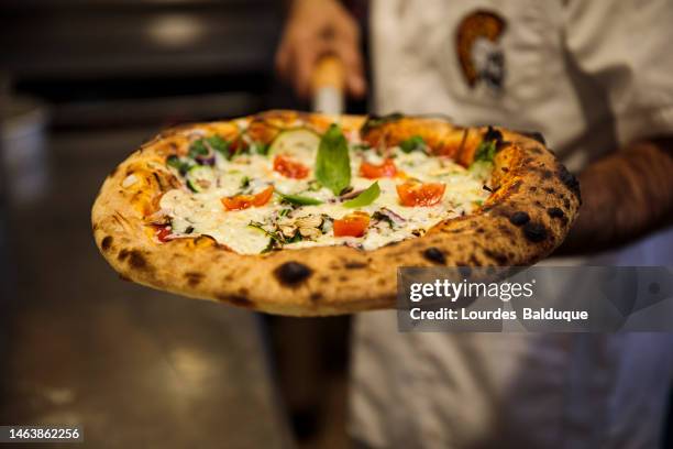 pizza chef with freshly baked pizza - serving dish imagens e fotografias de stock