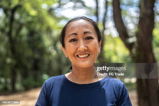 portrait d’une femme mûre dans le parc public - japanese mature women photos et images de collection