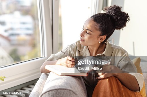 Giovane donna afroamericana che scrive note Giovane donna afroamericana che scrive note