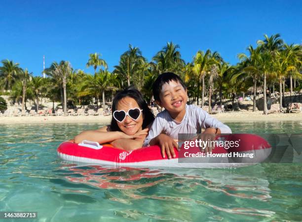 family vacation in cancun mexico - playa del carmen photos et images de collection