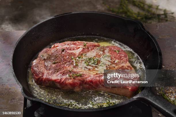 pfanne anbraten beef eye rib steak - rib eye steak stock-fotos und bilder