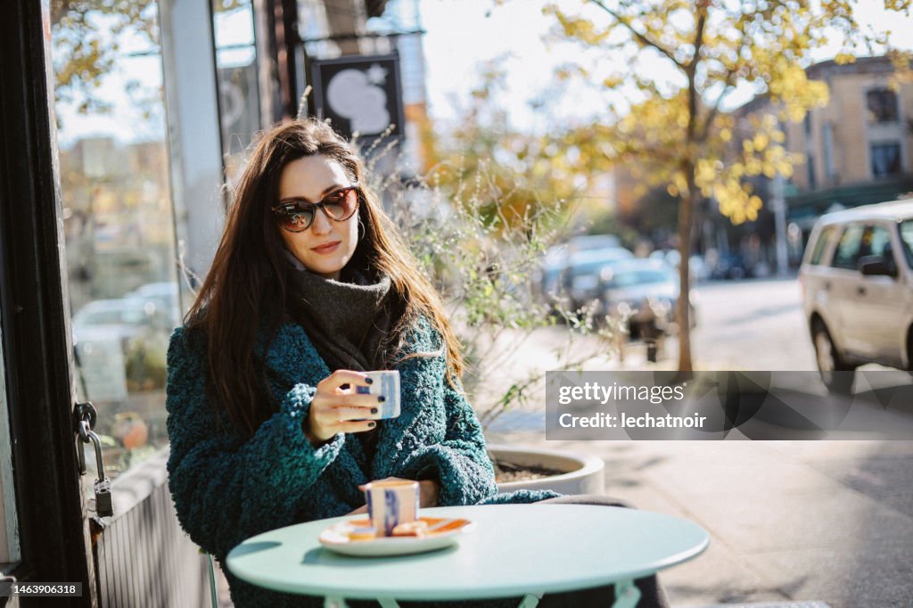 Pausa para el café en un café al aire libre en Brooklyn, NYC