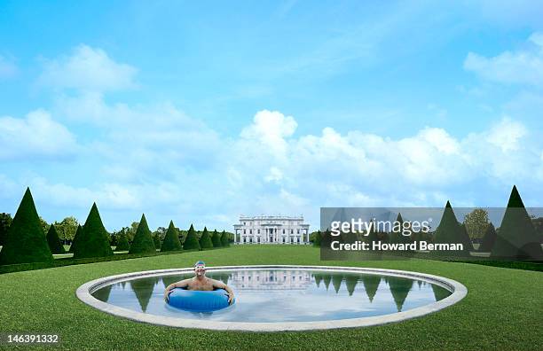 man in fountain pool - palast stock-fotos und bilder
