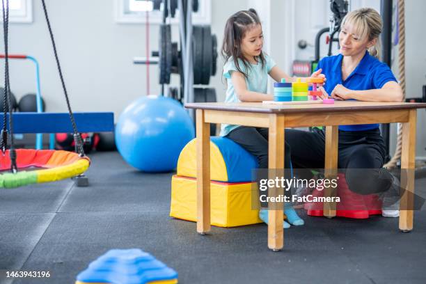 therapist working on motor skills - occupational therapy stock pictures, royalty-free photos & images