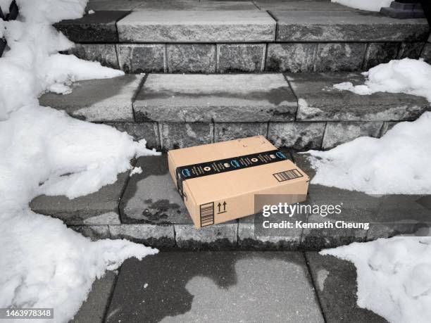 amazon canada prime paketzustellung vor der haustür im winter - amazon prime stock-fotos und bilder