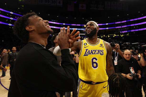 https://media.gettyimages.com/id/1463995537/photo/lebron-james-of-the-los-angeles-lakers-reacts-with-bronny-james-after-scoring-to-pass-kareem.jpg?s=612x612&w=0&k=20&c=7mSZ6KqW9nYqyl3DKdJNemiVVgfxe8-p84PuzZM3Rcs=