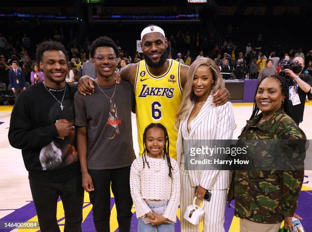 LeBron James of the Los Angeles Lakers poses for a picture with his family at the end of the game, Bronny James, Bryce James, Zhuri James Savannah...