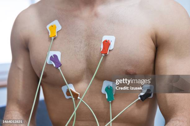 elektroden an der brust der patientin während des ökographietests - torso stock-fotos und bilder