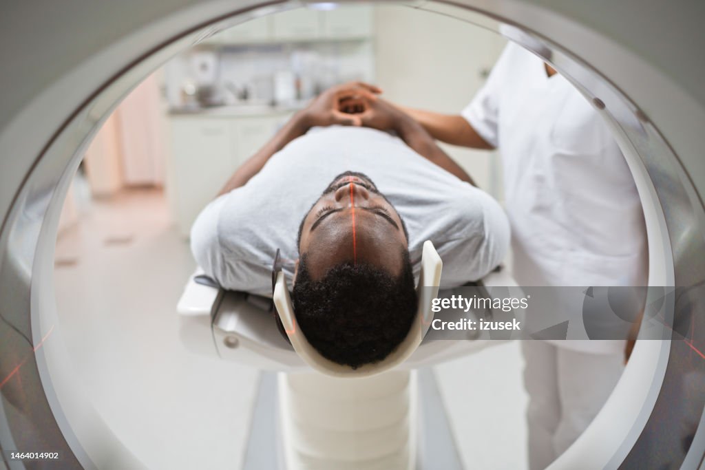 Paciente masculino sometido a resonancia magnética en la sala de examen médico