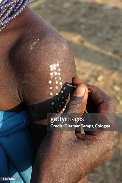 hand painting dots, ethiopian tribes - dietmar temps - fotografias e filmes do acervo