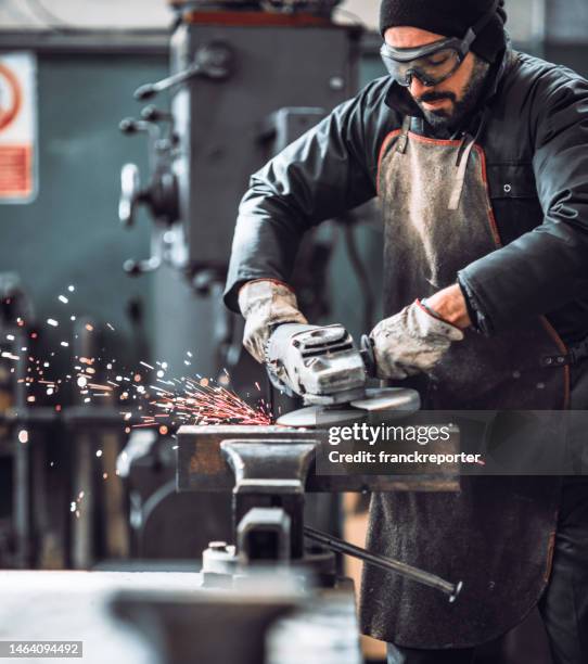 grinder worker at work - slijptol stockfoto's en -beelden