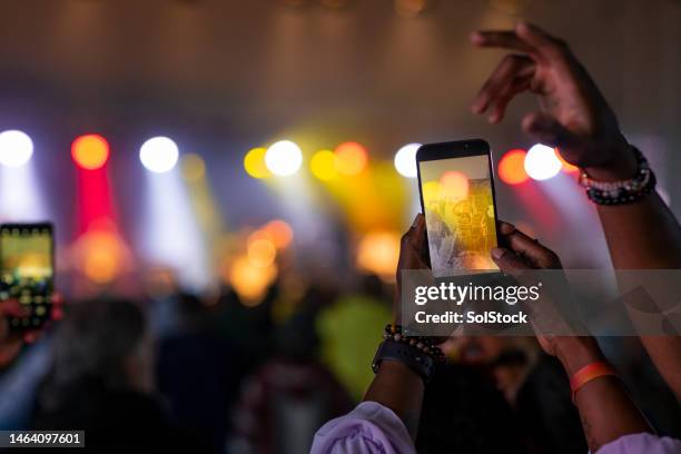 taking concert photo - smartphone pov stockfoto's en -beelden
