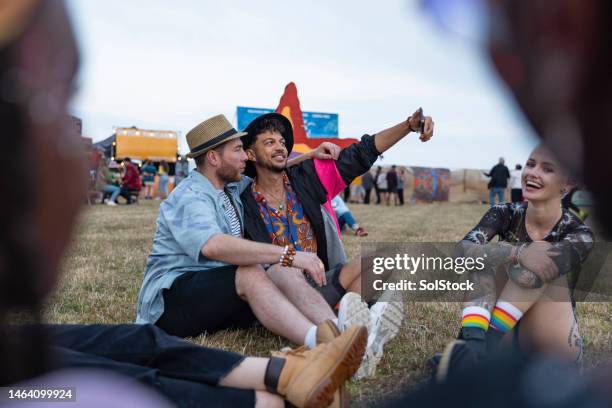 couple prenant un selfie au festival - couple concert photos et images de collection