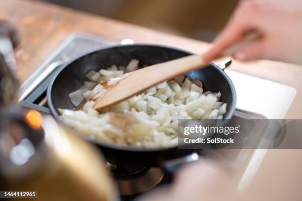 frying zwiebeln - angebraten stock-fotos und bilder