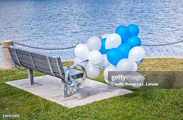 balloons and bench - empty bench with ballon stock-fotos und bilder