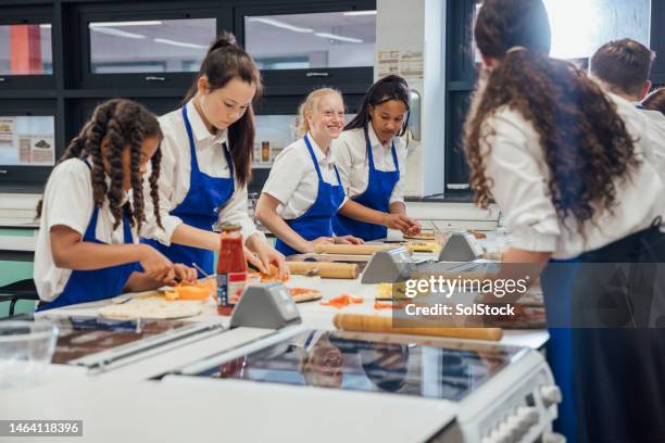 cooking class with classmates - cooking class stockfoto's en -beelden