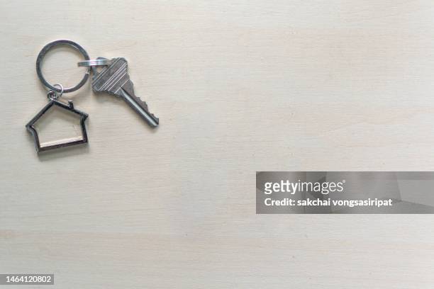 key with house shaped key chain - open day 1 stockfoto's en -beelden