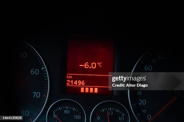 display of a car showing the temperature: -6g - kilometer imagens e fotografias de stock