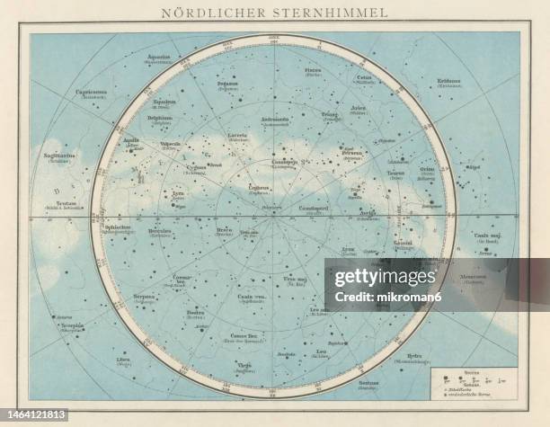 old chromolithograph illustration of astronomy - northern sky star map (nebulae and star clusters) - onda gravitacional fotografías e imágenes de stock