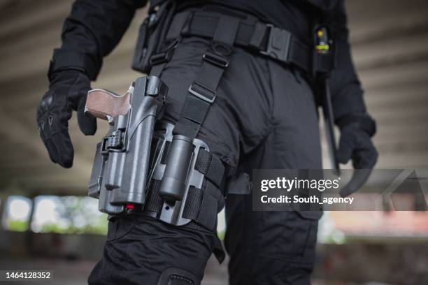 close-up of a young man standing in special force gear - agressão imagens e fotografias de stock