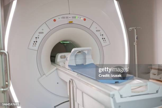 mri scanner machine in medical examination room - pet scan machine 個照片及圖片檔