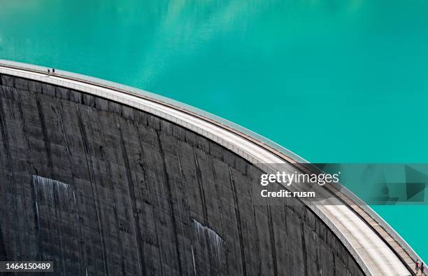gente que camina en el borde de stausee mooserboden dam, kaprun, austria - energía hidroeléctrica fotografías e imágenes de stock