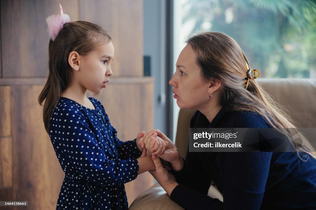 Mãe consola sua filhinha triste