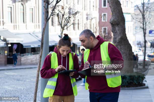 volontari che raccolgono firme - petizione foto e immagini stock