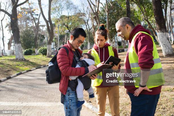 voluntarios recogiendo firmas - petición fotografías e imágenes de stock