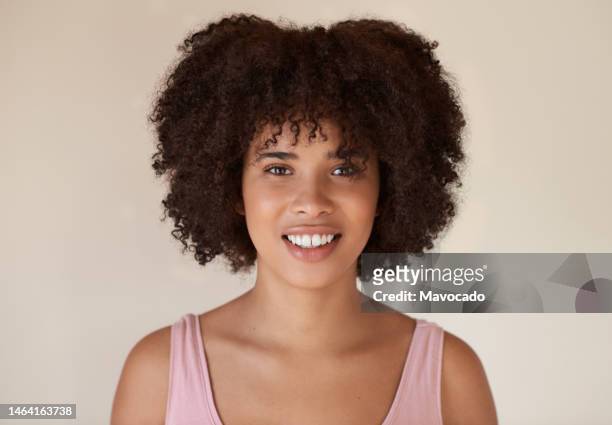 young african woman with a perfect complexion smiling - perfect complexion stock pictures, royalty-free photos & images