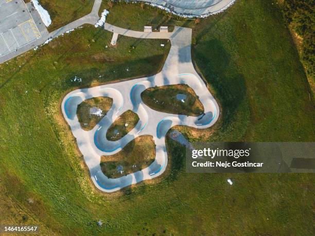 vue aérienne d’une piste de pompage de vélo conçue pour rouler avec des vélos bmx ou des planches à roulettes - escarpin à talon photos et images de collection