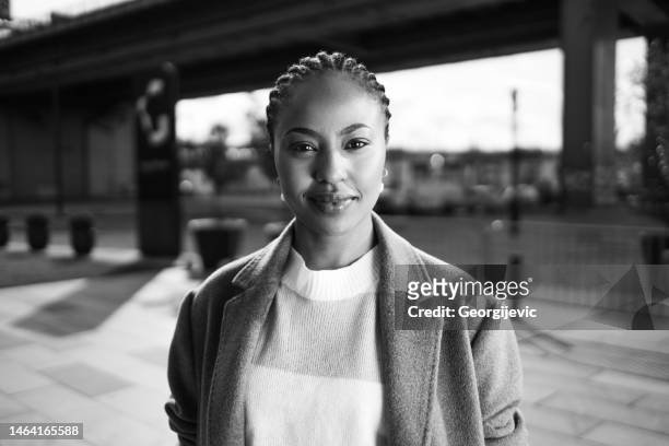 black woman in town - black and white portrait woman stockfoto's en -beelden