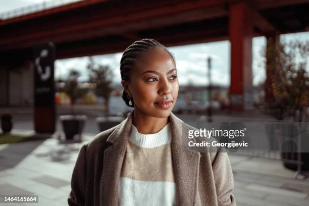 black woman in town - looking away stockfoto's en -beelden