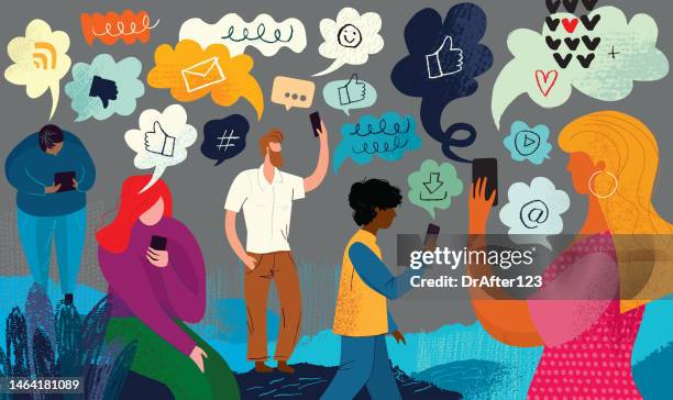 ilustraciones, imágenes clip art, dibujos animados e iconos de stock de ple ocupado con internet y las redes sociales - redes sociales