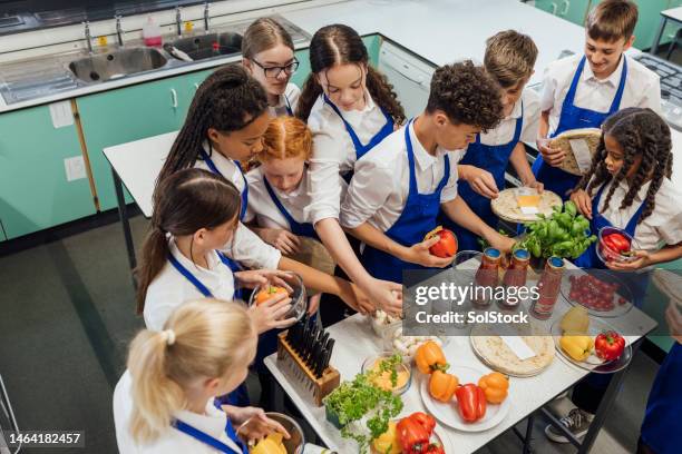 auswahl der zutaten im unterricht - children cooking school stock-fotos und bilder