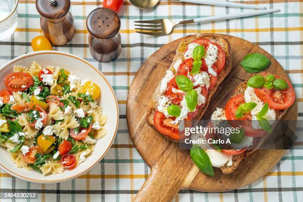 bruschetta caprese and pasta salad - brotzeitbrett stock-fotos und bilder